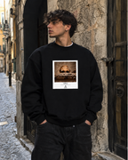 MAT Santa Luciella felpa girocollo nera indossata, immagine lifestyle generata con stampa MAT 081
