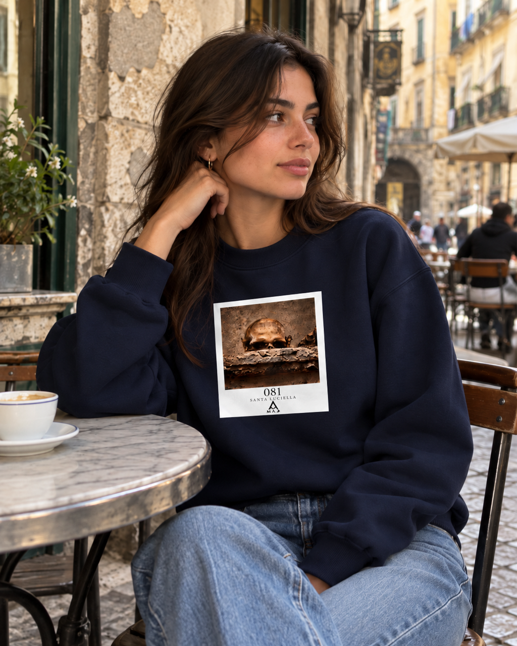 MAT Santa Luciella felpa girocollo Navy Blazer indossata, immagine lifestyle generata con stampa MAT 081