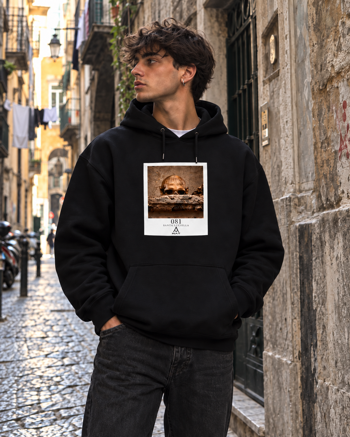 MAT Santa Luciella felpa con cappuccio nera indossata, immagine lifestyle generata con stampa MAT 081