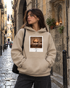 MAT Santa Luciella felpa con cappuccio Desert Dust indossata, immagine lifestyle generata con stampa MAT 081