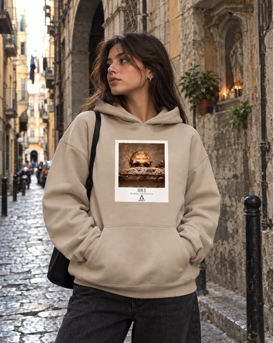 MAT Santa Luciella felpa con cappuccio Desert Dust indossata, immagine lifestyle generata con stampa MAT 081