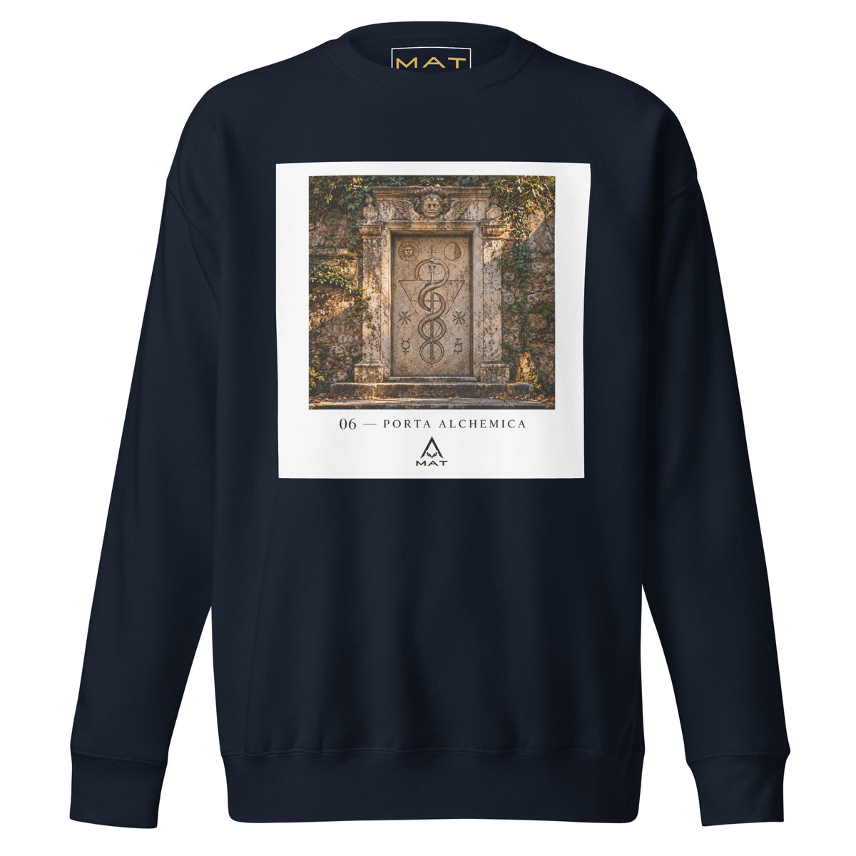 MAT Porta Alchemica — felpa girocollo blu Navy Blazer, base Cotton Heritage M2480, stampa originale ed etichetta interna MAT