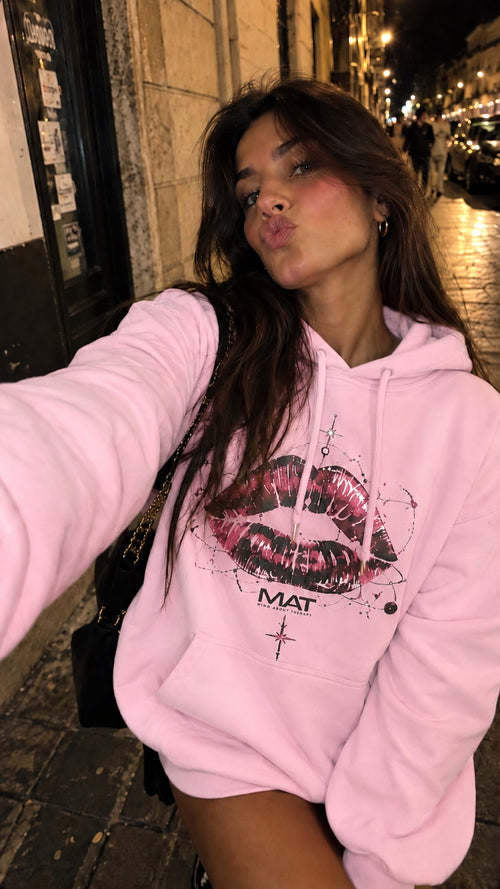 MAT KISS Light Pink Hoodie — foto lifestyle notturna