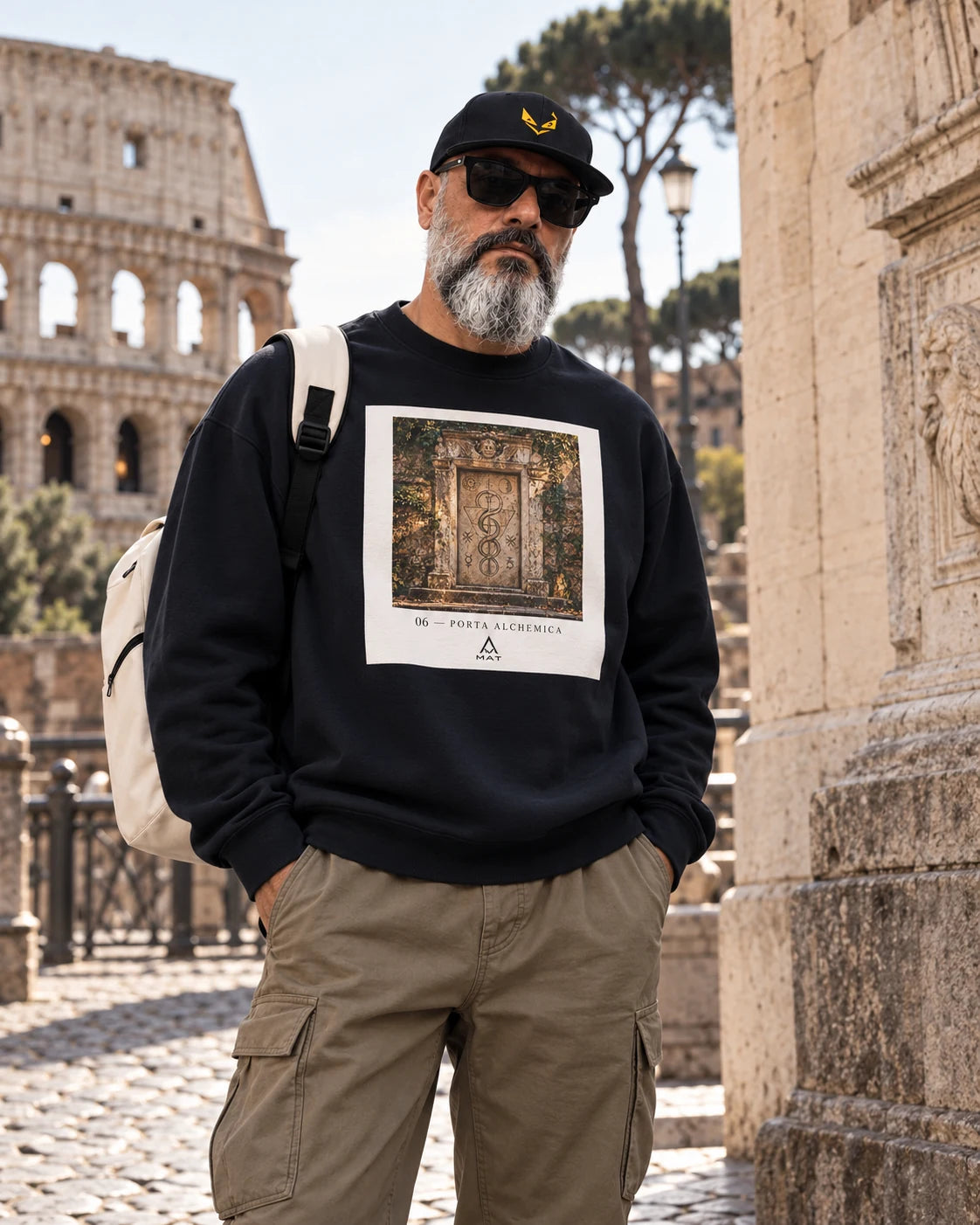 MAT Porta Alchemica felpa girocollo blu scuro con stampa frontale, modello MAT in ambientazione romana — simulazione lifestyle