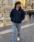 MAT SHADE Navy – foto indossata fronte su ragazzo, logo MAT oro sul petto