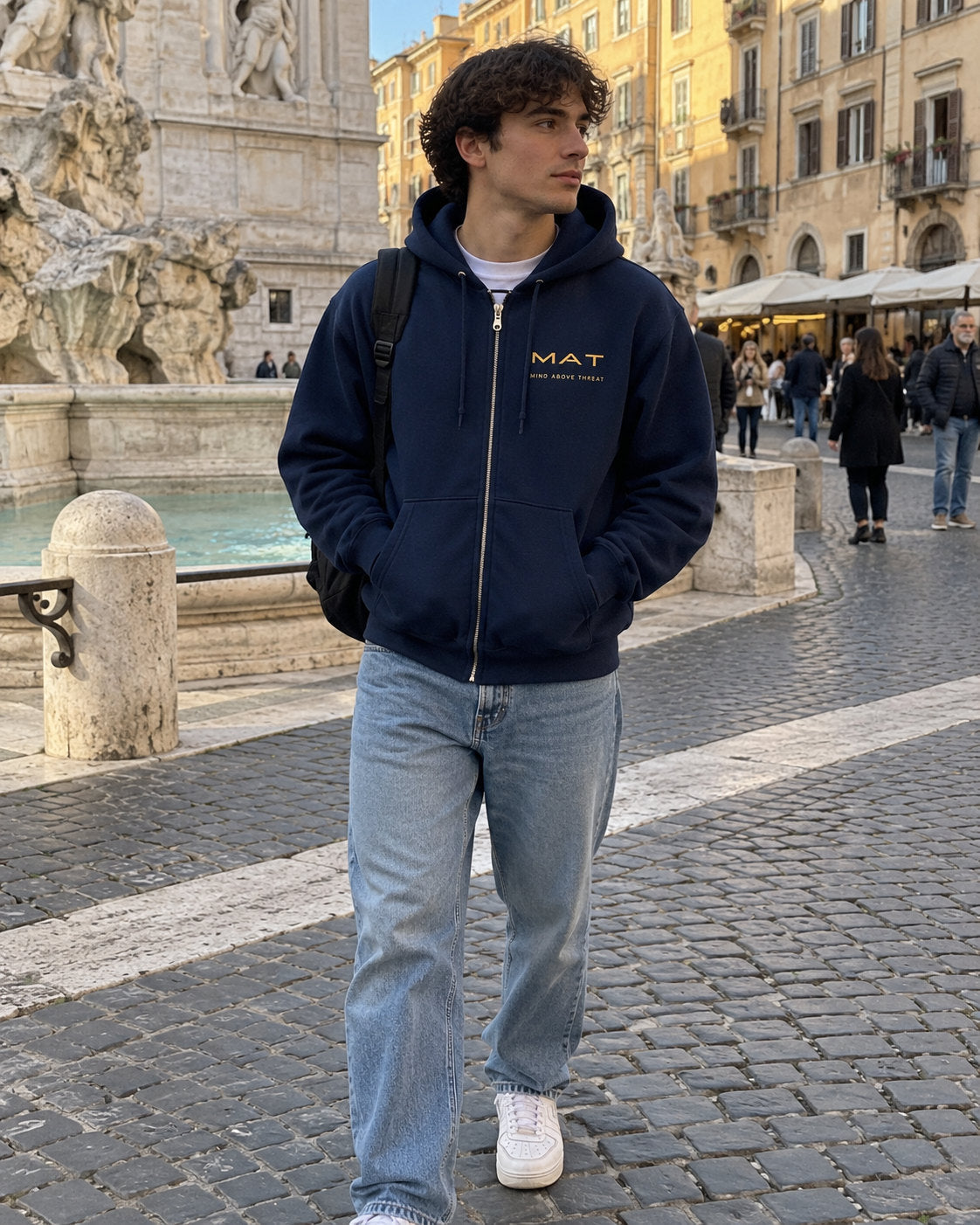 MAT SHADE Navy – foto indossata fronte su ragazzo, logo MAT oro sul petto