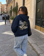 MAT SHADE Navy – foto indossata retro su ragazza, stampa PIÙ FORTE DI IERI