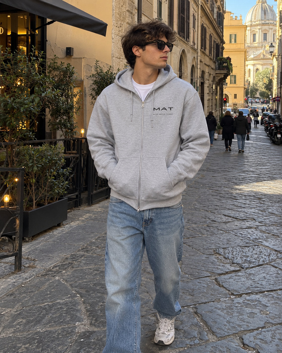 MAT SIGNATURE Sport Grey – foto indossata fronte su ragazzo, logo MAT originale sul petto