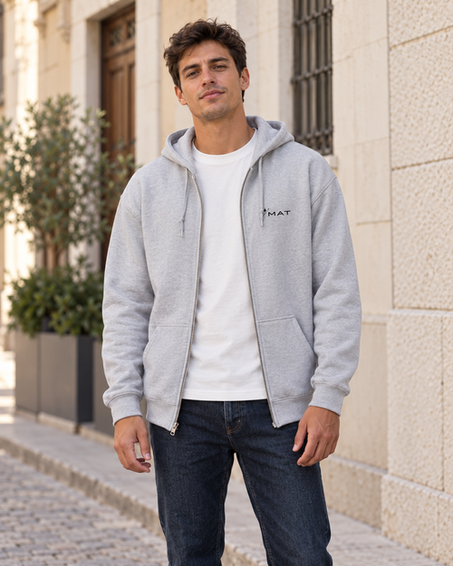 Felpa MAT con zip Sport Grey indossata, vista frontale — ambientazione virtuale